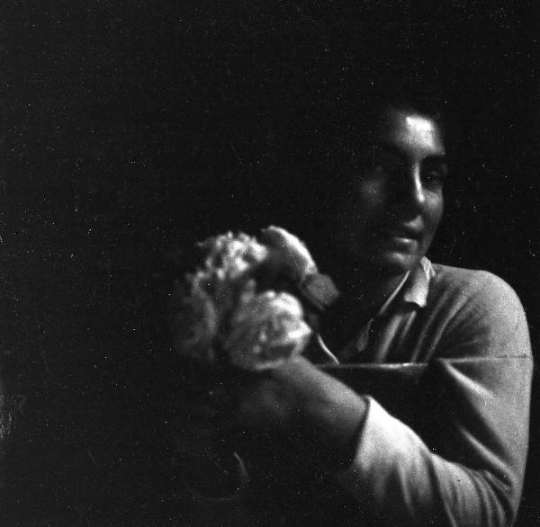 Melissa (Crotone) - Giovane donna con mazzolino di fiori in mano - Ritratto