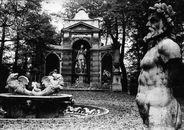 Il Castellazzo. Castellazzo di Bollate - Villa Arconati - Parco - Statue e fontana