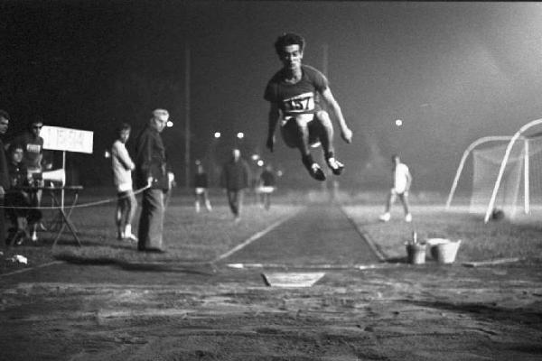 Pirelli. Milano - Pirelli - Polisportiva - Gare di atletica - Salto in lungo