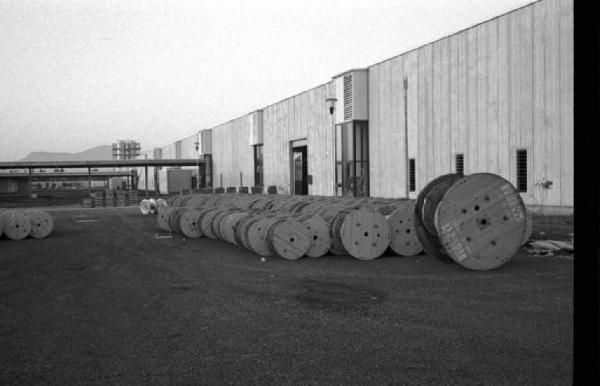 Pirelli. Stabilimento cavi - cortile