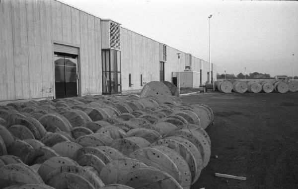 Pirelli. Stabilimento cavi - cortile