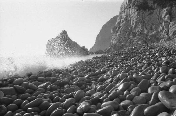 Ritratto del Monte. Tra Camogli e Levanto - Spiaggia di ciottoli e rocce - Onda