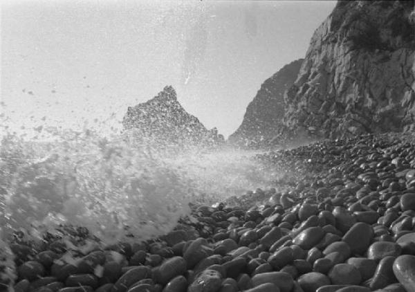 Ritratto del Monte. Tra Camogli e Levanto - Spiaggia di ciottoli e rocce - Onda