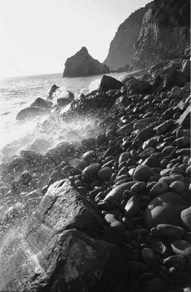 Ritratto del Monte. Tra Camogli e Levanto - Spiaggia di ciottoli e rocce - Mare