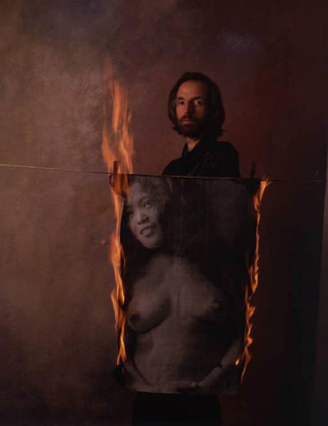 Ritratto maschile - adulto - Italo Bertolasi - fotografo - antropologo nell''atto di bruciare una fotografia di nudo femminile