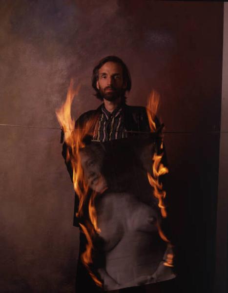 Ritratto maschile - adulto - Italo Bertolasi - fotografo - antropologo nell''atto di bruciare una fotografia di nudo femminile