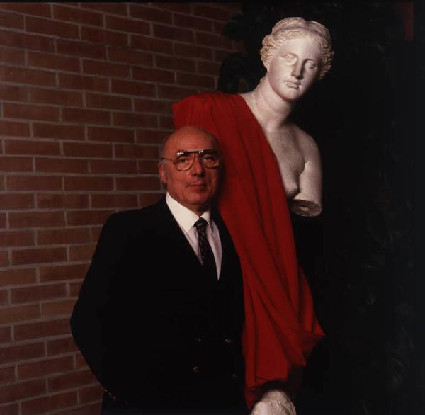 Ritratto maschile - adulto - Commendatore Boschi presso una riproduzione della Venere di Milo coperta da un drappo rosso