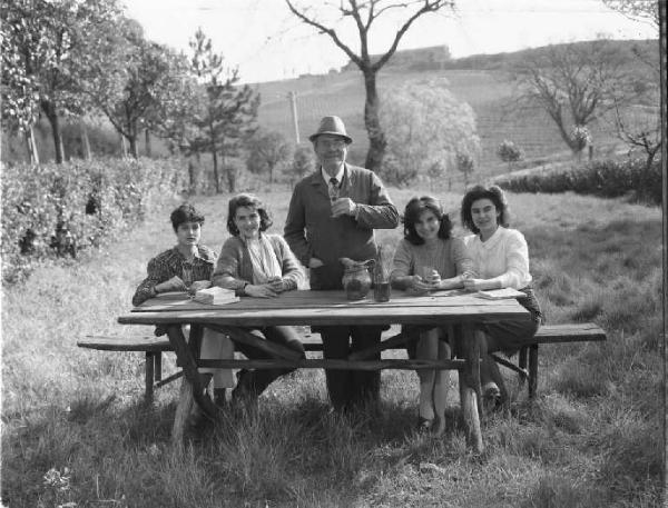 Orvieto. Ritratto di gruppo - Tavolata in campagna