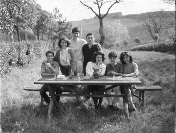 Orvieto. Ritratto di gruppo - Tavolata in campagna