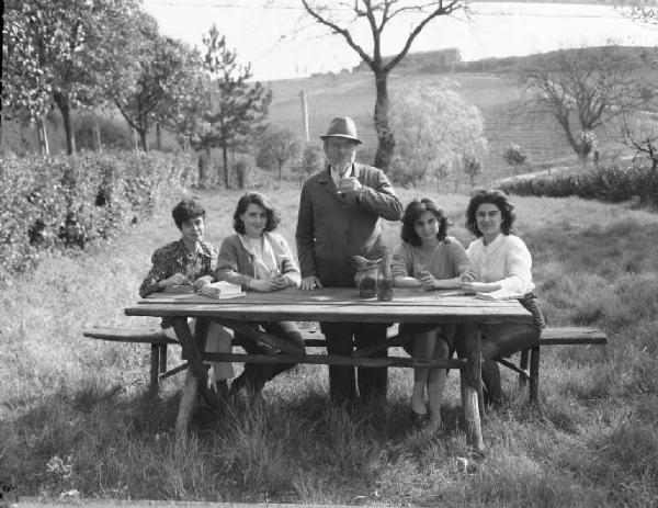 Orvieto. Ritratto di gruppo - Tavolata in campagna