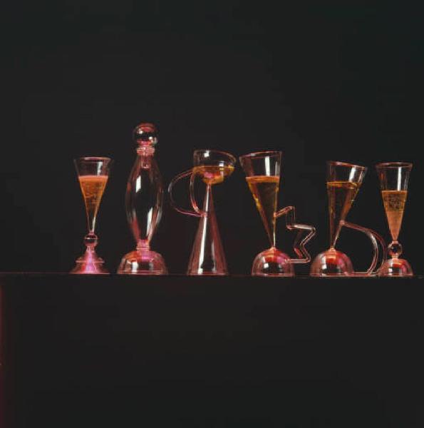 Still-life di bicchieri e bottiglia in vetro disegnati da Matteo Thun