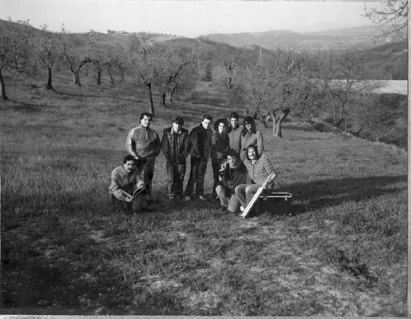 Orvieto. Ritratto di gruppo in campagna -  Enzo Nocera