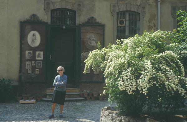 Ritratto femminile - anziana - signora Tollini all'esterno dello omonimo studio fotografico