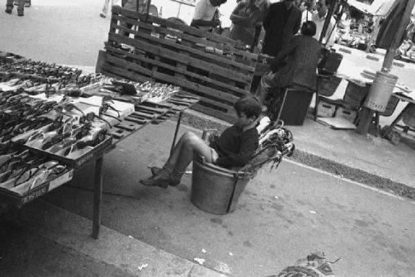 Milano - venditore al mercatino