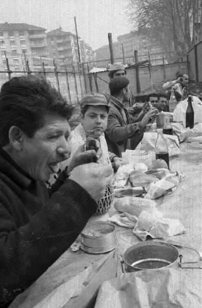 Milano - operai in pausa pranzo