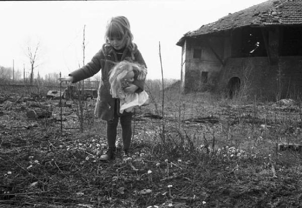 Castellazzo di Bollate - Ritratto di Laudie bambina in campagna