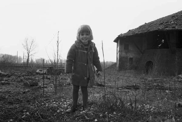 Castellazzo di Bollate - Ritratto di Laudie bambina in campagna