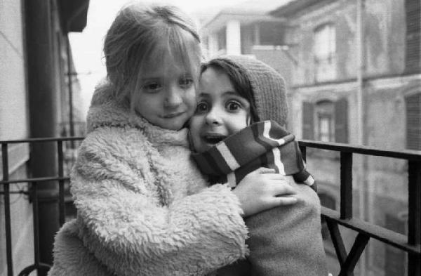 Ritratto femminile - Laudie bambina con un'amica sul balcone