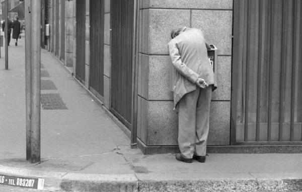 Milano - uomo che fruga in un cestino