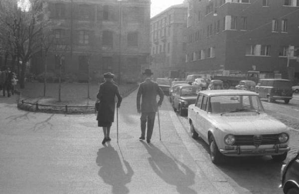 Milano, Via Fatebenefratelli - passanti anziani sul marciapiedi