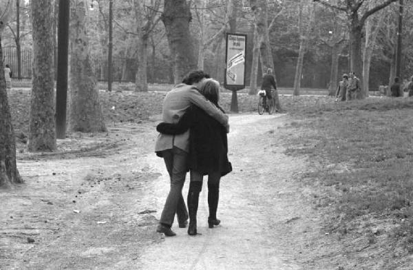 Milano, Giardini Pubblici - Coppia che passeggia nel parco