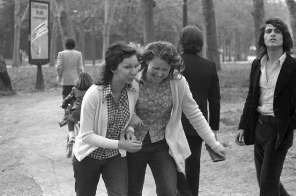 Milano, Giardini Pubblici - amiche a passeggio nel parco