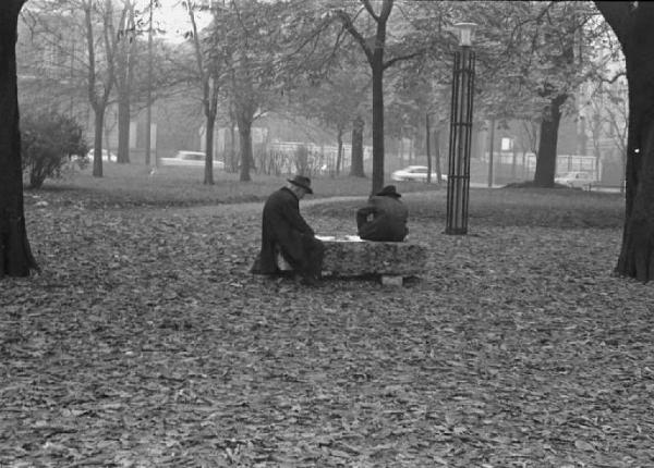 Milano, Giardini Pubblici - frequentatori su una panchina