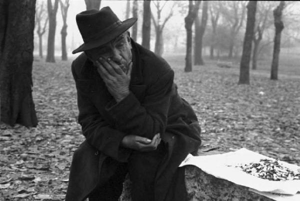 Milano, Giardini Pubblici - Anziano seduto