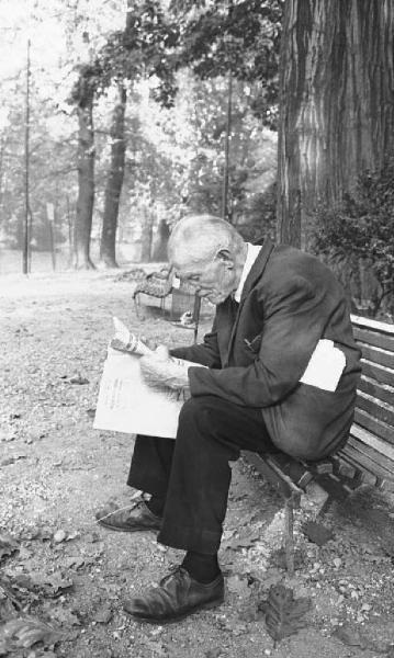 Milano, Giardini Pubblici - anziano su di una panchina