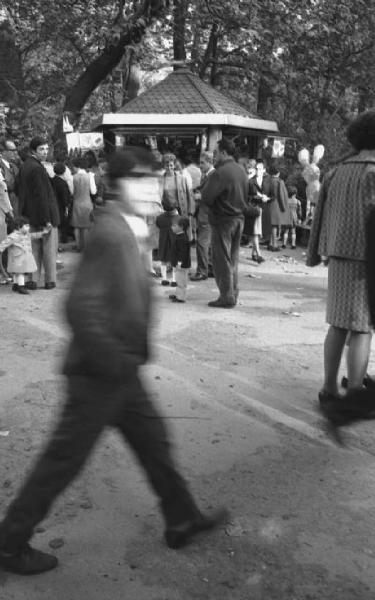 Milano, Giardini Pubblici - Anziano a passeggio