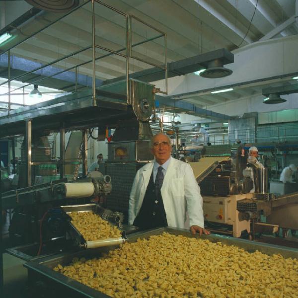 Giovanni Rana ritratto nel reparto di produzione dei tortellini