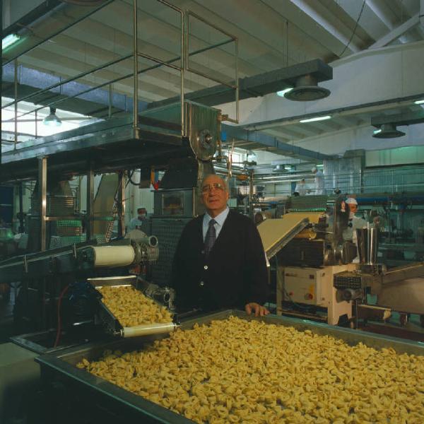 Giovanni Rana ritratto all'interno del reparto di produzione dei tortellini