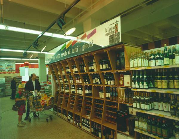 Interno di supermercato - reparto vini