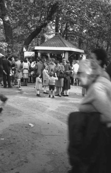 Milano, Giardini Pubblici - Frequentatori del parco che passeggiano per i viali