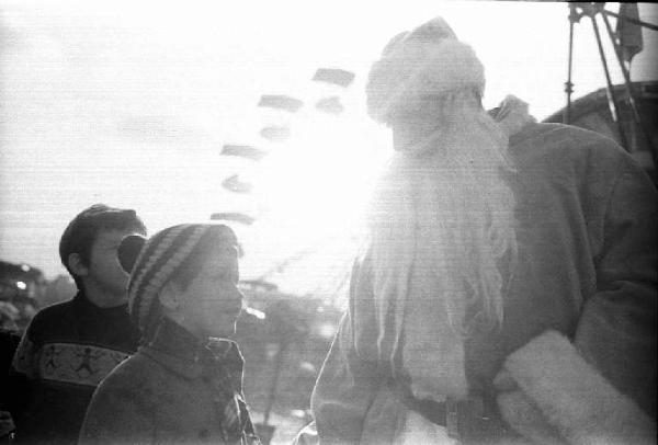 Piero d'Alfonso vestito da Babbo Natale con i bambini al Luna Park delle Varesine