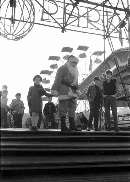 Piero d'Alfonso vestito da Babbo Natale con i bambini al Luna Park delle Varesine