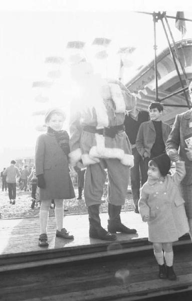 Piero d'Alfonso vestito da Babbo Natale con i bambini al Luna Park delle Varesine