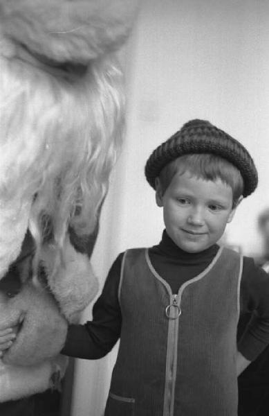 Piero d'Alfonso vestito da Babbo Natale con un bambino