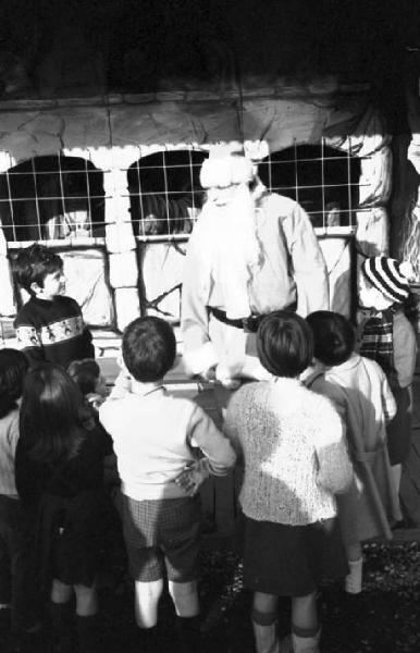 Milano - Luna Park delle Varesine - Piero d'Alfonso vestito da Babbo Natale con i bambini