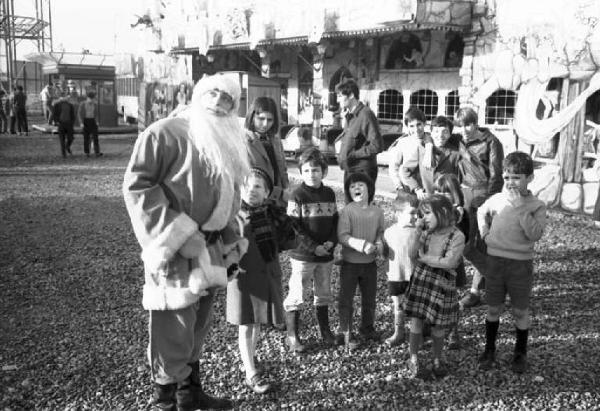 Milano - Luna Park delle Varesine - Piero d'Alfonso vestito da Babbo Natale con i bambini