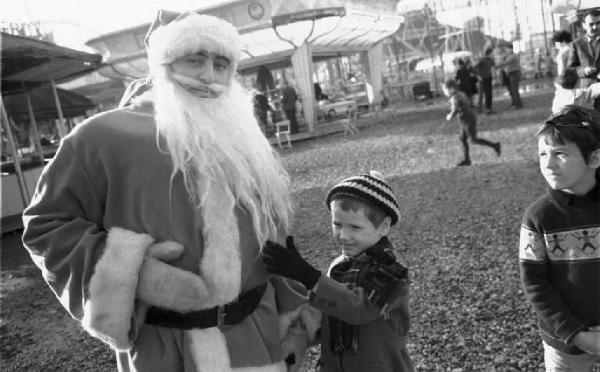 Milano - Luna Park delle Varesine - Piero d'Alfonso vestito da Babbo Natale con i bambini