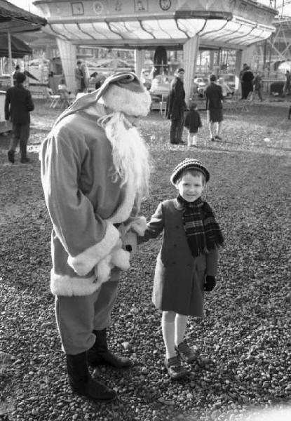 Milano - Luna Park delle Varesine - Piero d'Alfonso vestito da Babbo Natale con un bambino