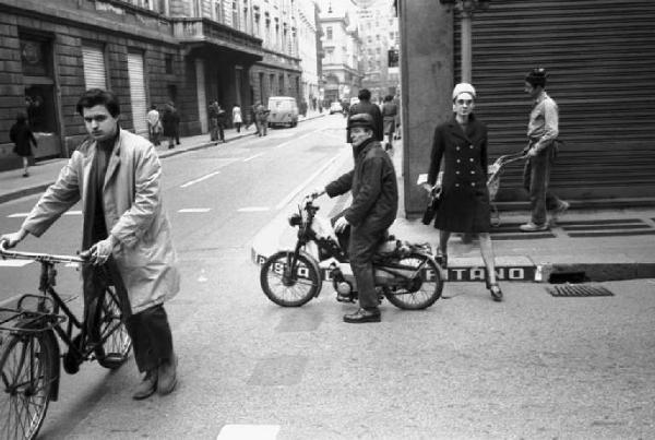 Milano - ciclisti e pedoni per le strade