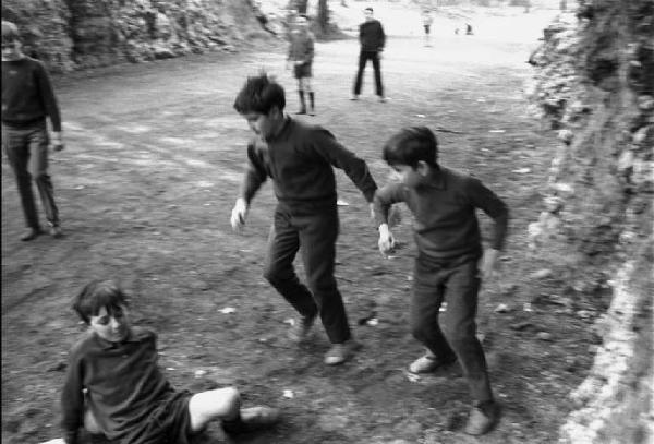 Milano, Giardini Pubblici - Ragazzini che giocano