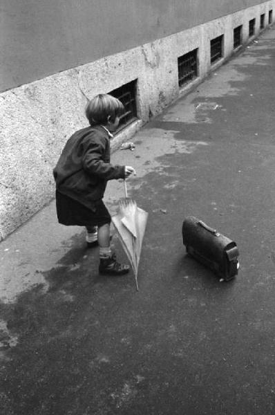 Milano - bambino all'uscita da scuola