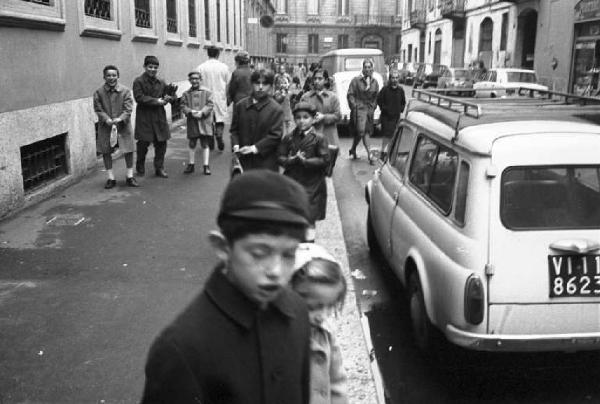 Milano - bambino all'uscita da scuola