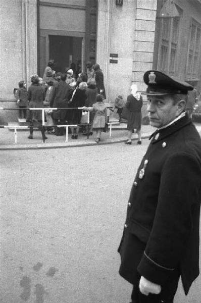 Milano - genitori aspettano i figli all'uscita da scuola sotto il controllo del vigile