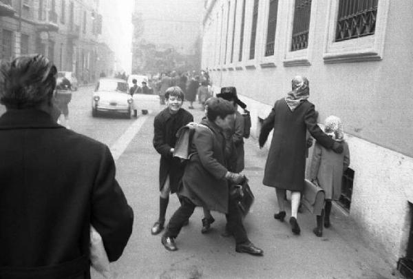 Milano - bambini giocano all'uscita da scuola