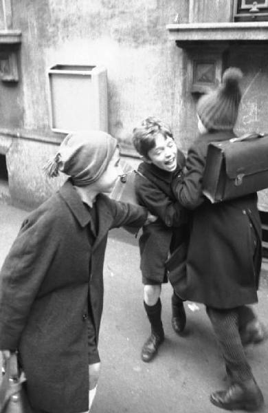 Milano - bambini giocano all'uscita da scuola