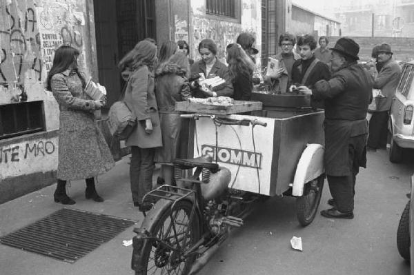 Milano - giovani e triciclo di fronte al liceo Parini